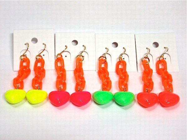 【商品説明】キュート & amp;ポップなネオンカラーのフックピアスです♪ 鎖モチーフはいづれもオレンジ色です。【サイズ･容量】下がり:縦6センチ 横1.8センチ ハートパーツ:縦1.8センチ
