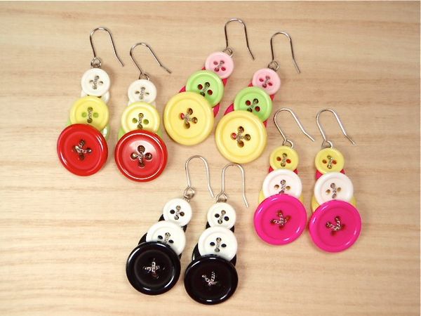 【商品説明】3サイズのカラフルボタンで作られたポップなフックピアスです♪pop【サイズ･容量】ボタンさがり:約3.5〜3.7センチ 最下部ボタン大1ヶ:径1.8センチ【規格】■生産地:韓国■素材・成分