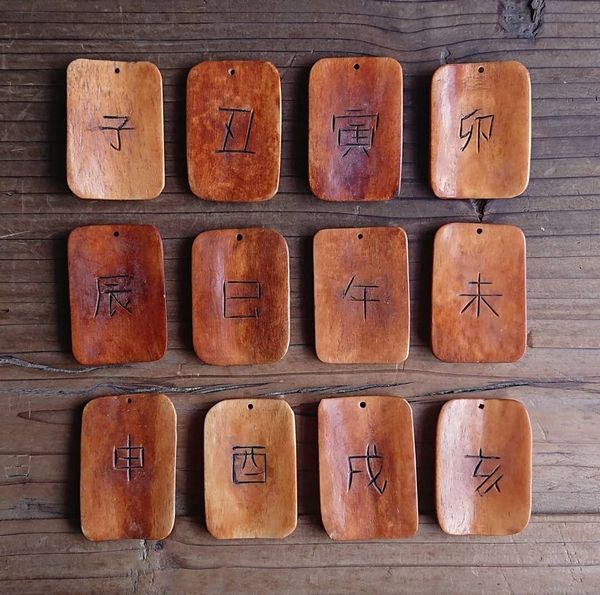 ビーズ アクセサリー用品 アクセサリー道具 材料 手芸 ハンドクラフト 楽器 コレクション 職人 手彫り仕上げ 十二支のプレート 漢字仕様