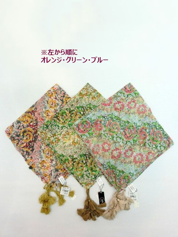 【商品説明】ビッグサイズ・シルクコットン・バイヤスフラワープリントスクエアストールです。タッセル付でゴージャス感を演出しました。ビッグサイズなので肩から掛けて羽織り代わりにしたりと使い勝手抜群です。U