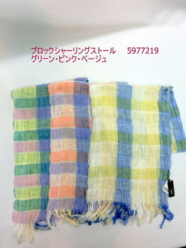 【商品説明】フクレ織した生地にビッグチェック柄をプリントしました。肌触りがよく、ふんわり柔らかに春夏のオシャレを楽しめます。春夏のオシャレや首周りのUVケアに、日本製シャーリング加工した春夏新作ストー